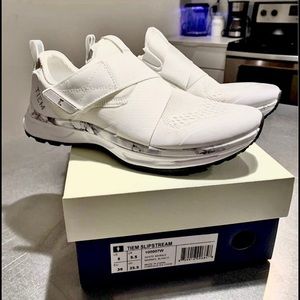 Size 8 TIEM cycling shoes. Clips included.